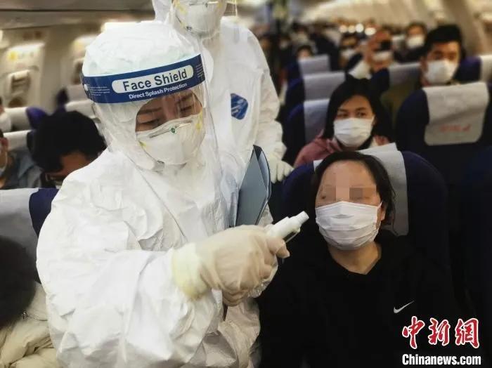 境外輸入風(fēng)險(xiǎn)下，中國(guó)抗擊疫情戰(zhàn)術(shù)及時(shí)調(diào)整把好國(guó)門關(guān)