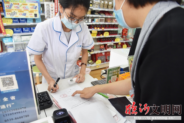 區(qū)市場(chǎng)監(jiān)督管理局檢查組開展疫情防控檢查，多家藥店被責(zé)令整頓